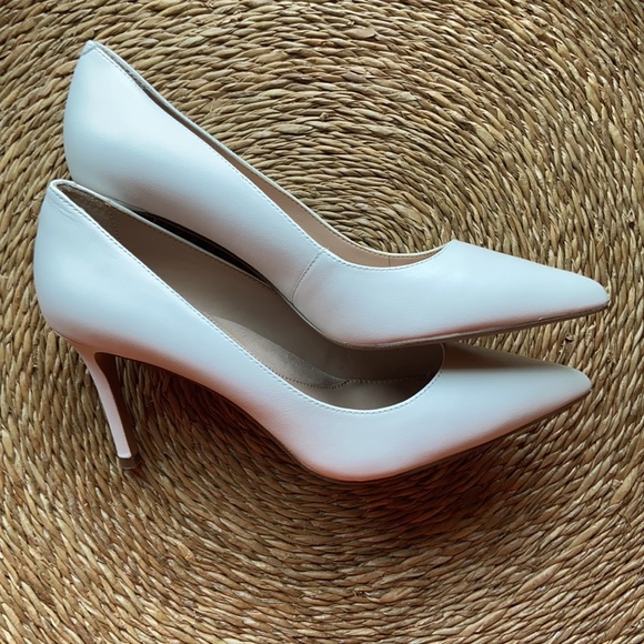 New banana republic white Madison pump heels - Picture 7 of 9